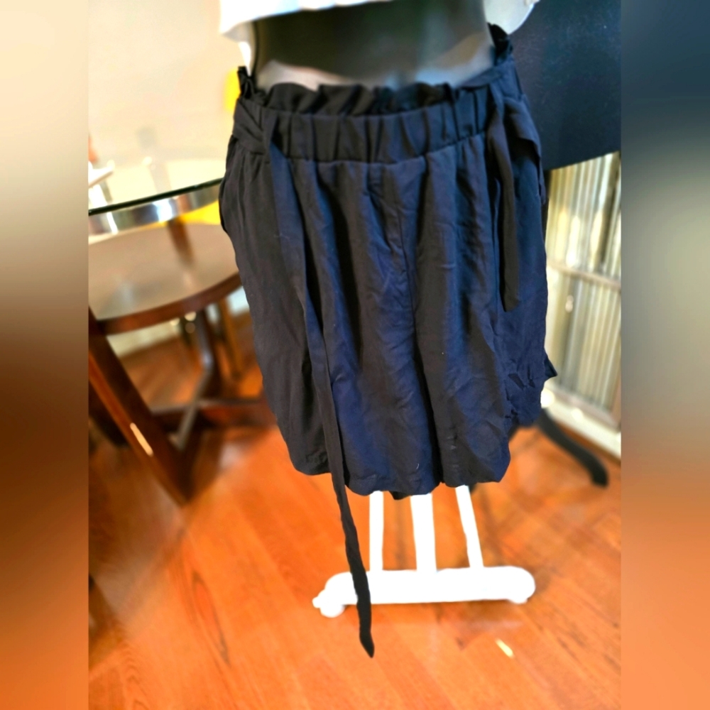 Torrid, black short with sash, sz 00 (M/L)
